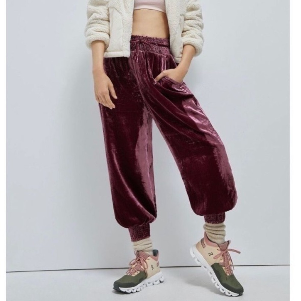 Anthropologie Gloria Velvet Joggers In burgundy pants